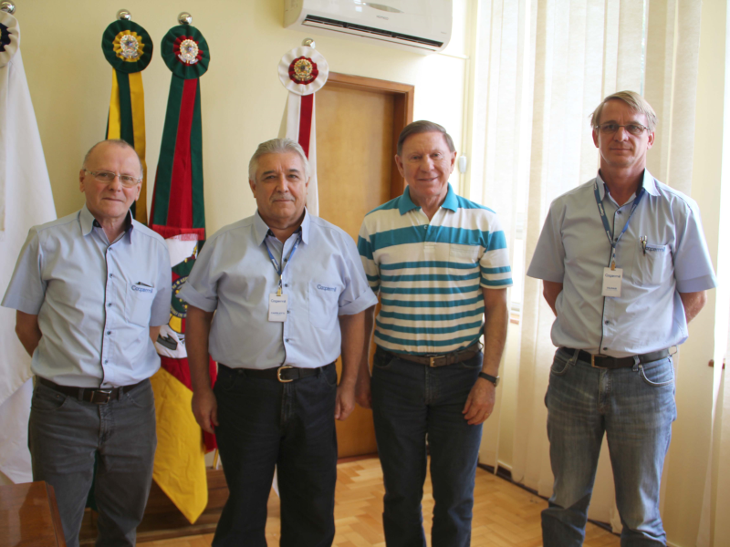 EXECUTIVO RECEBE PRESIDENTE DA COOPERMIL